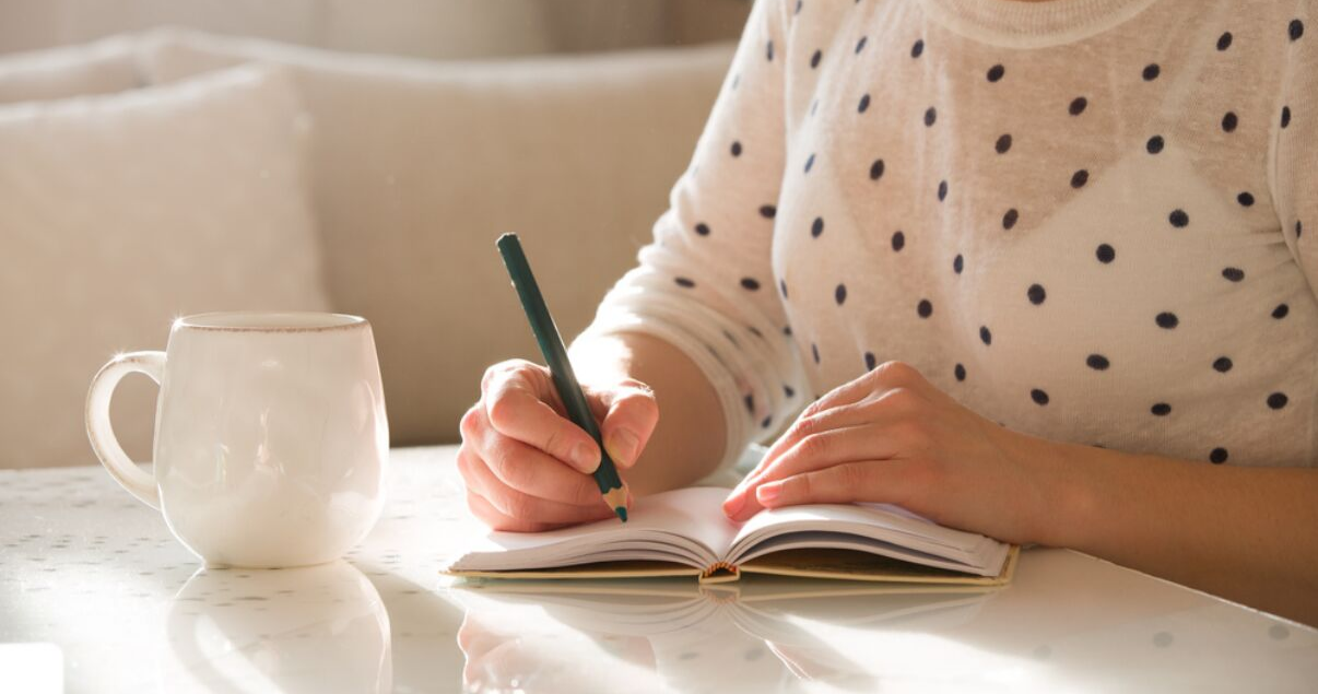 mujer joven con anotador para aprender inglés