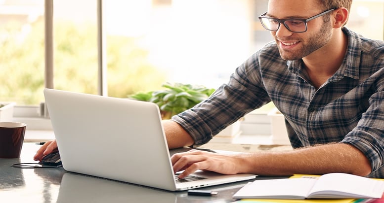 Un hombre joven aprendiendo como utilizar los conectores en inglés desde su laptop.