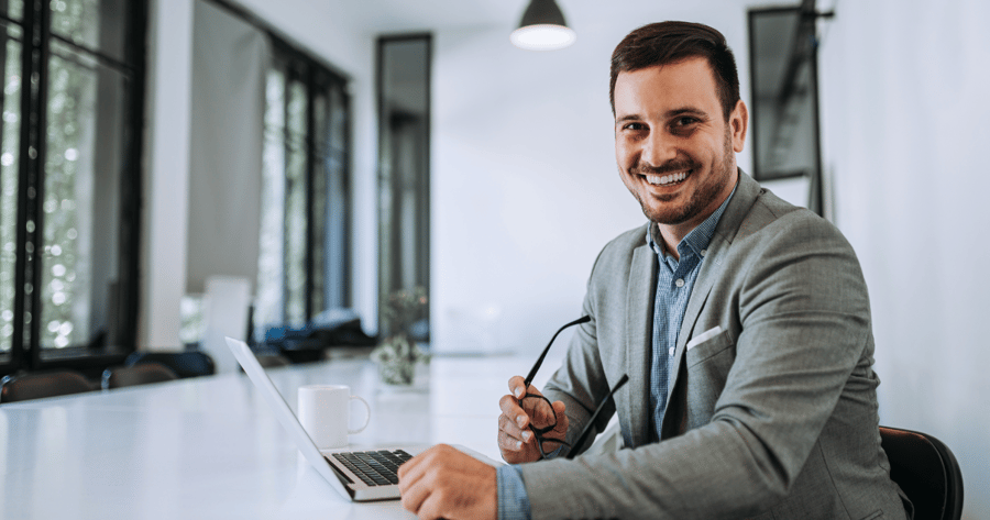 Hombre de negocios estudiando gramática en inglés