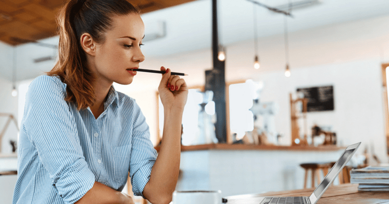 Mujer joven estudiando los past tenses en su computadora