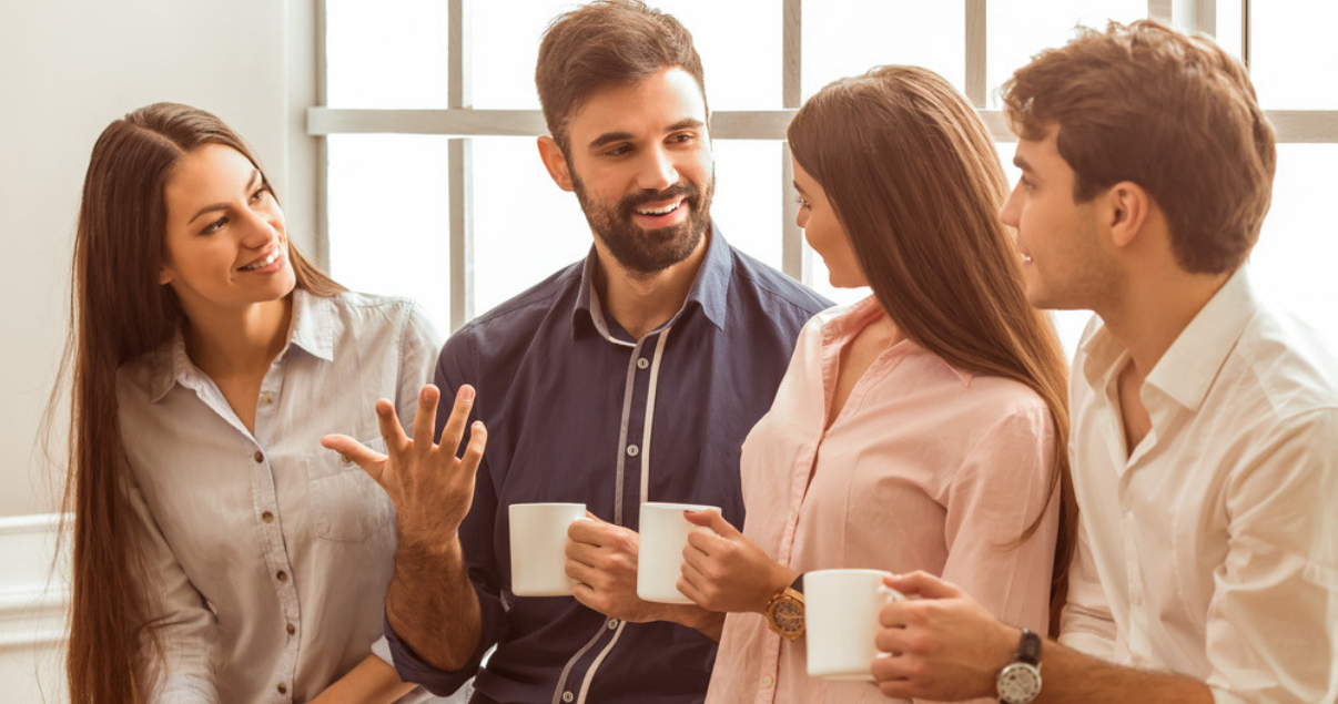 Un hombre joven contando una historia en past tense a sus amigos.