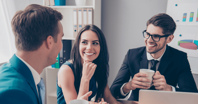 Una entrevista laboral grupal en donde las personas llegaron gracias a su carta de presentación en inglés.