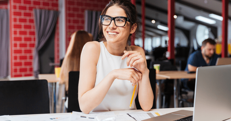 Una mujer joven feliz aprovecha las ventajas de la tecnología con su laptop para aprender inglés