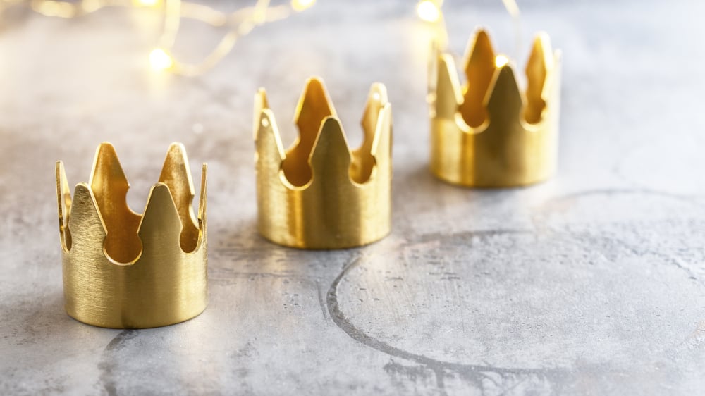 tres coronas que simbolizan los reyes magos para aprender ingles online con la historia de ellos
