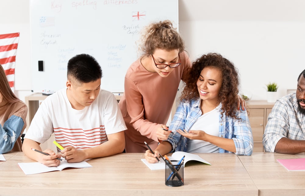 Los alumnos aprenden en una clase de Wall Street English.