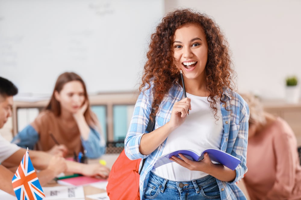 Alumna practica ejercicios de trabalenguas en inglés. 