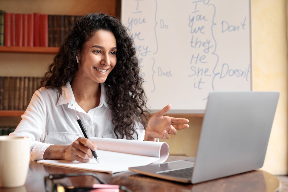 Mujer estudia inglés técnico.