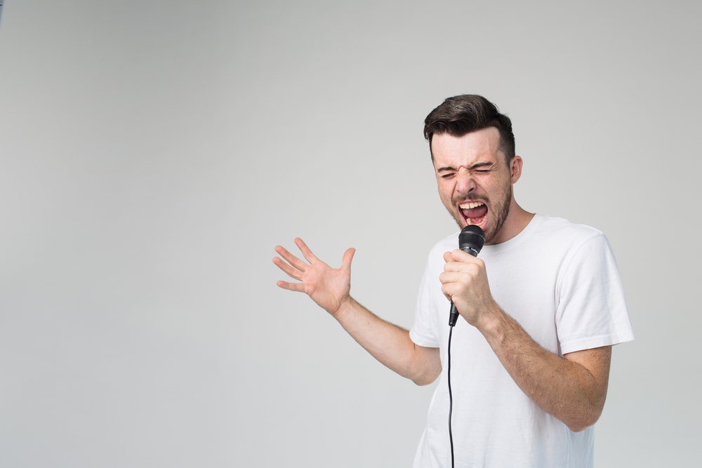 persona cantando canciones en ingles