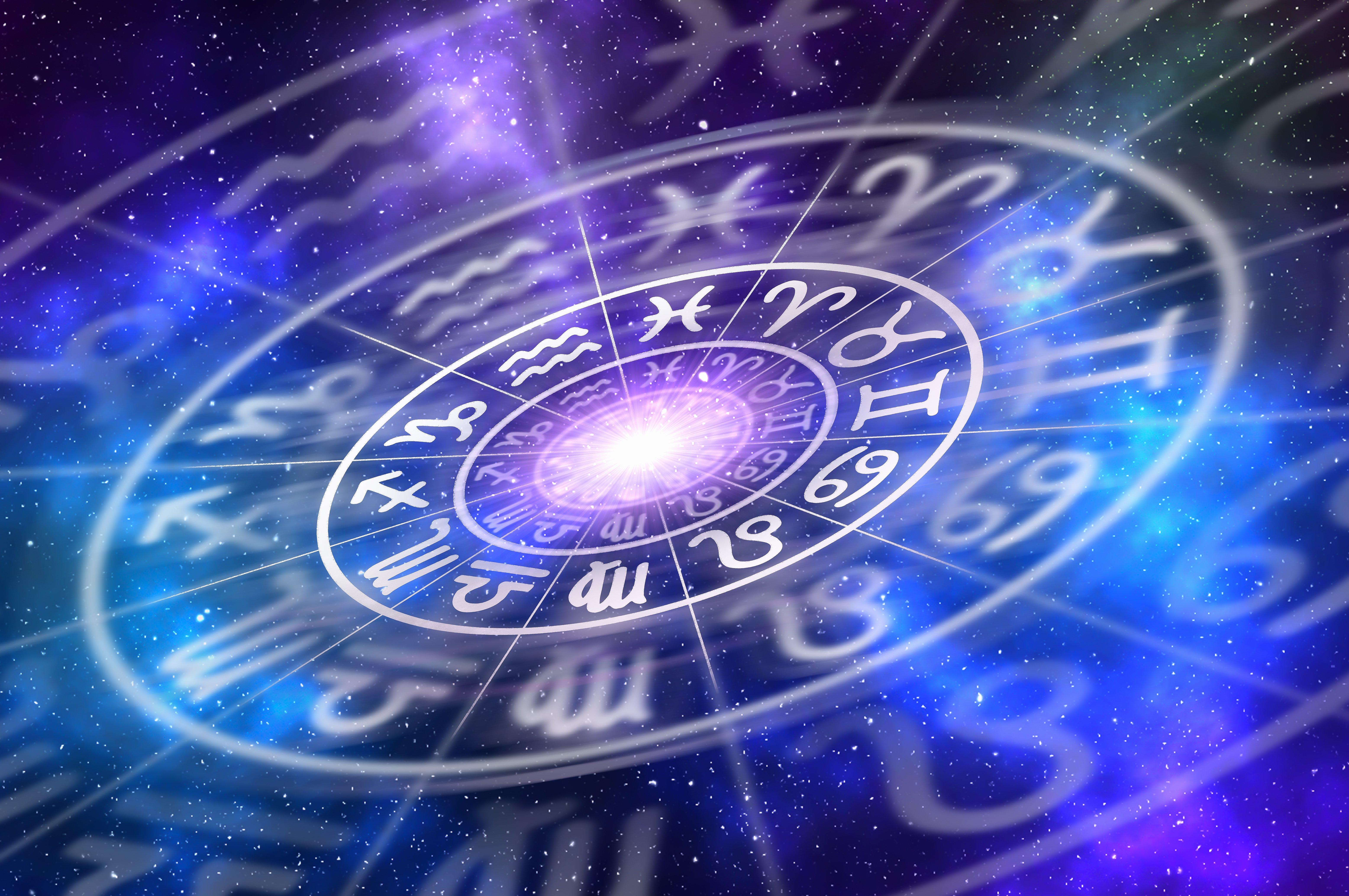 Aprender inglés online con ruedas con signos de zodiaco en el espacio, astrología y horóscopo