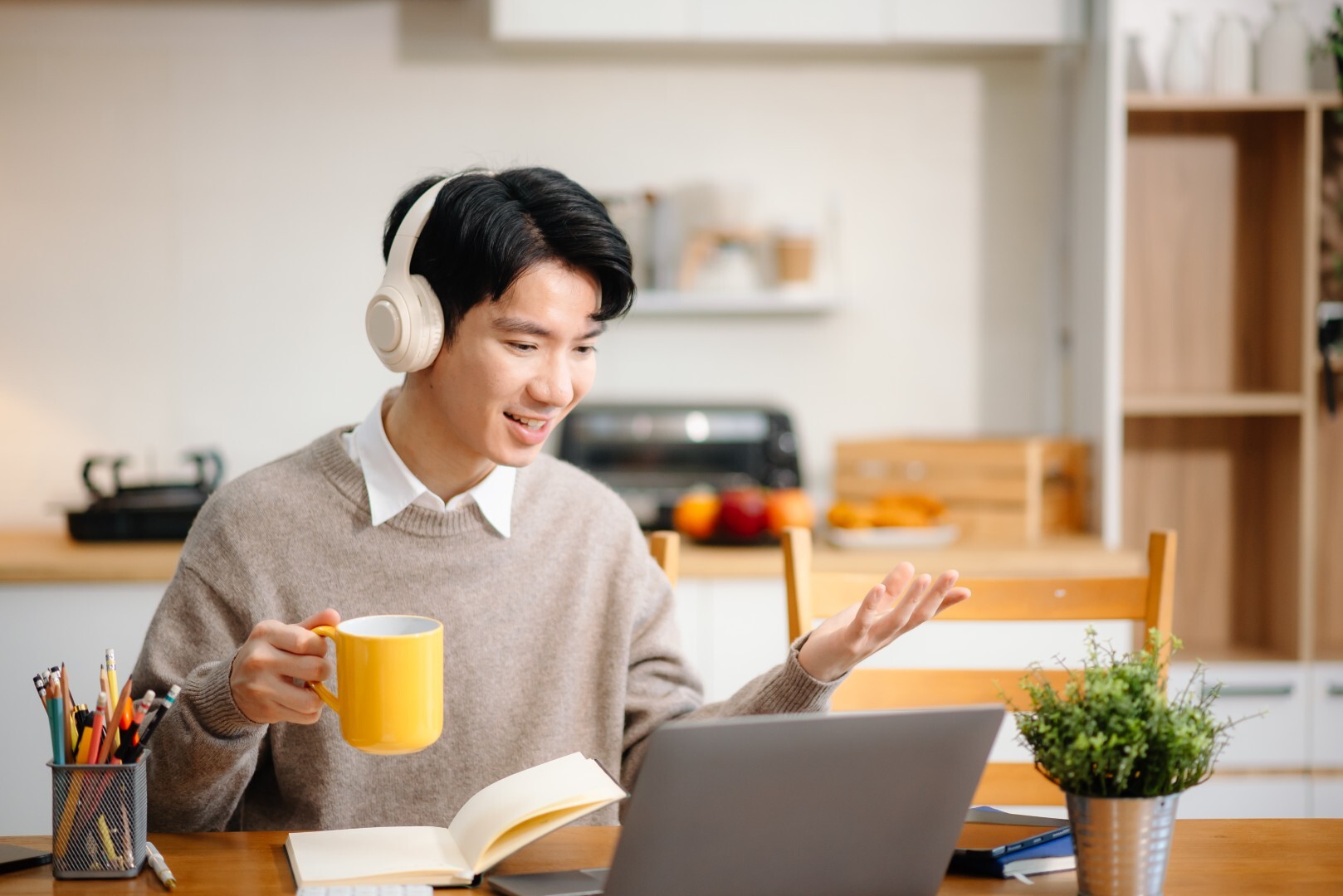 Profesional aprendiendo inglés online con Wall Street English